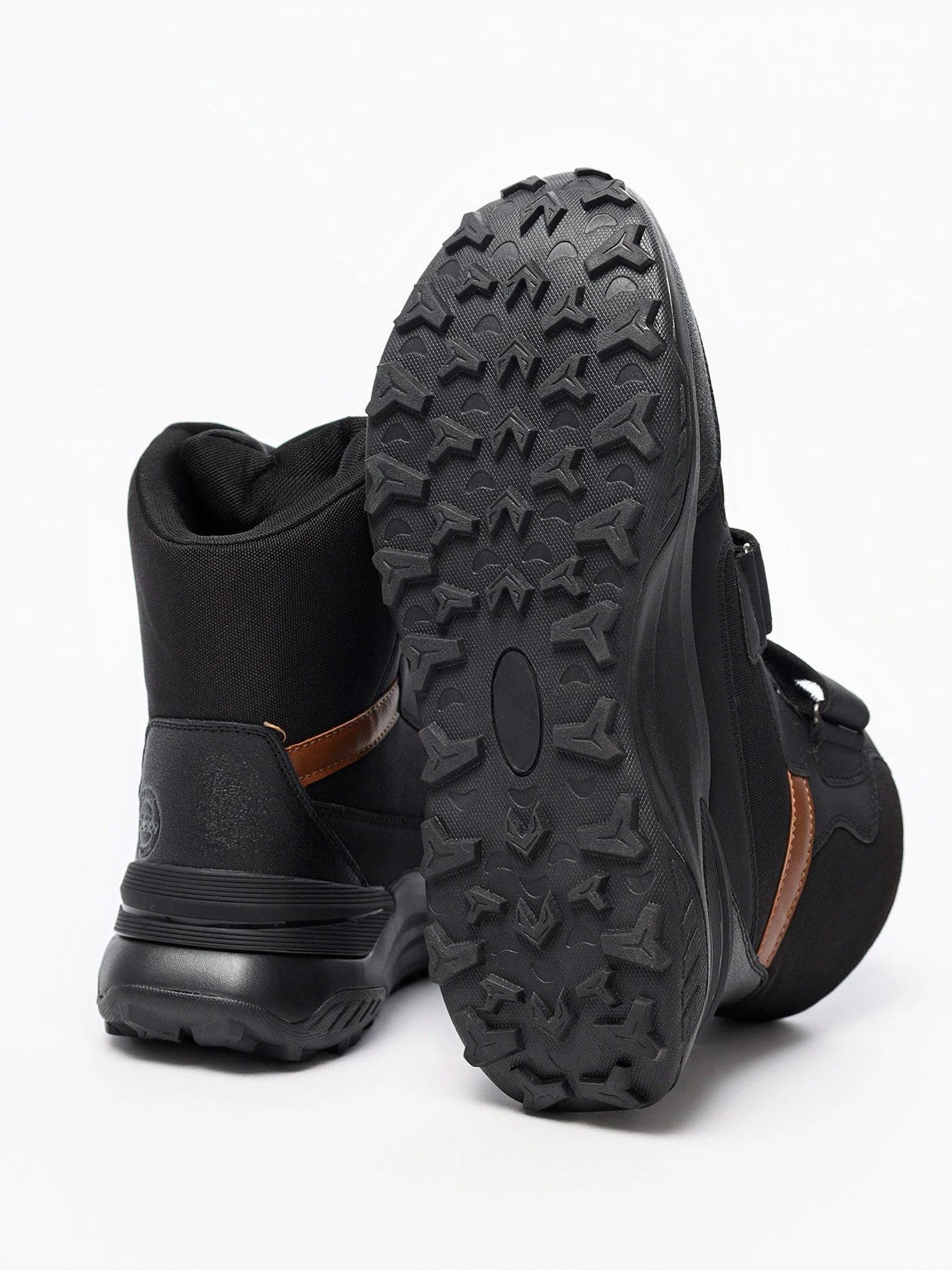 Дутики черного цвета на липучках на средней подошве